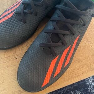 Mens sz 8 adidas indoor soccer shoes.